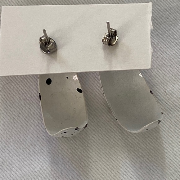 Vintage 80s black and white splatter paint crescent earrings Dalmatian Cow style - Picture 3 of 6